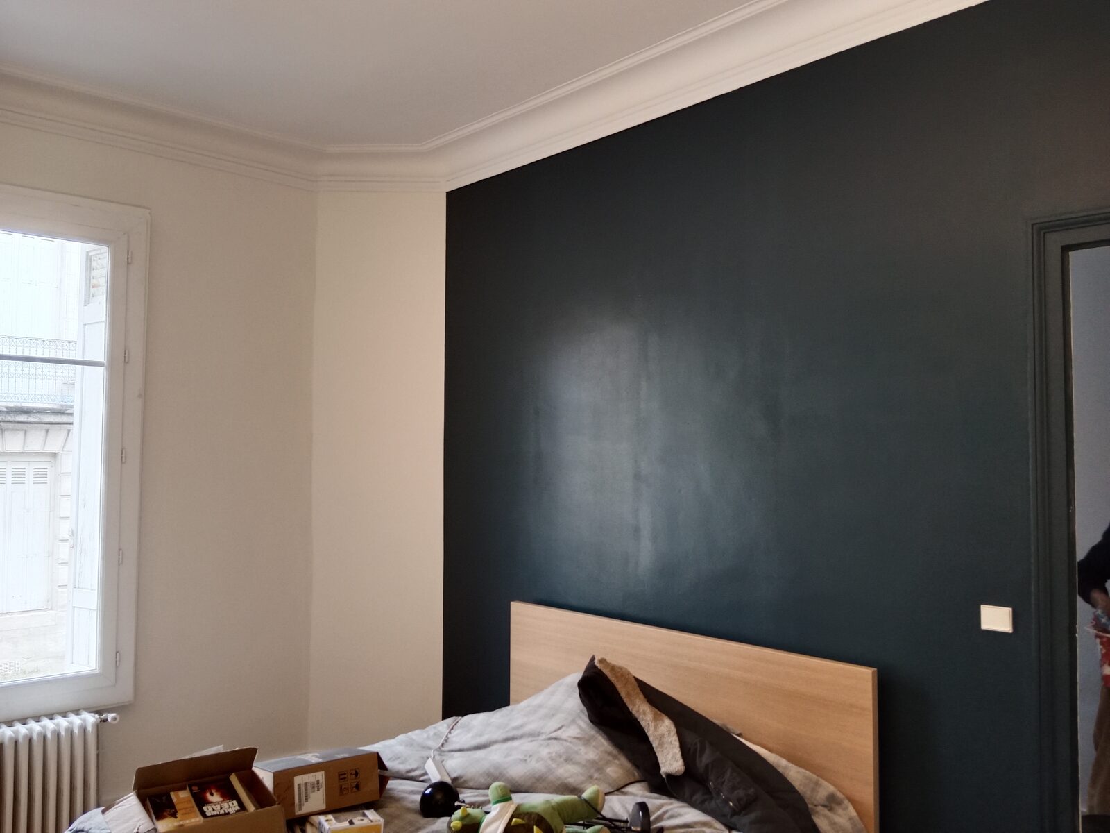 Chambre avec mur d'accent peint en bleu canard et corniches soignées